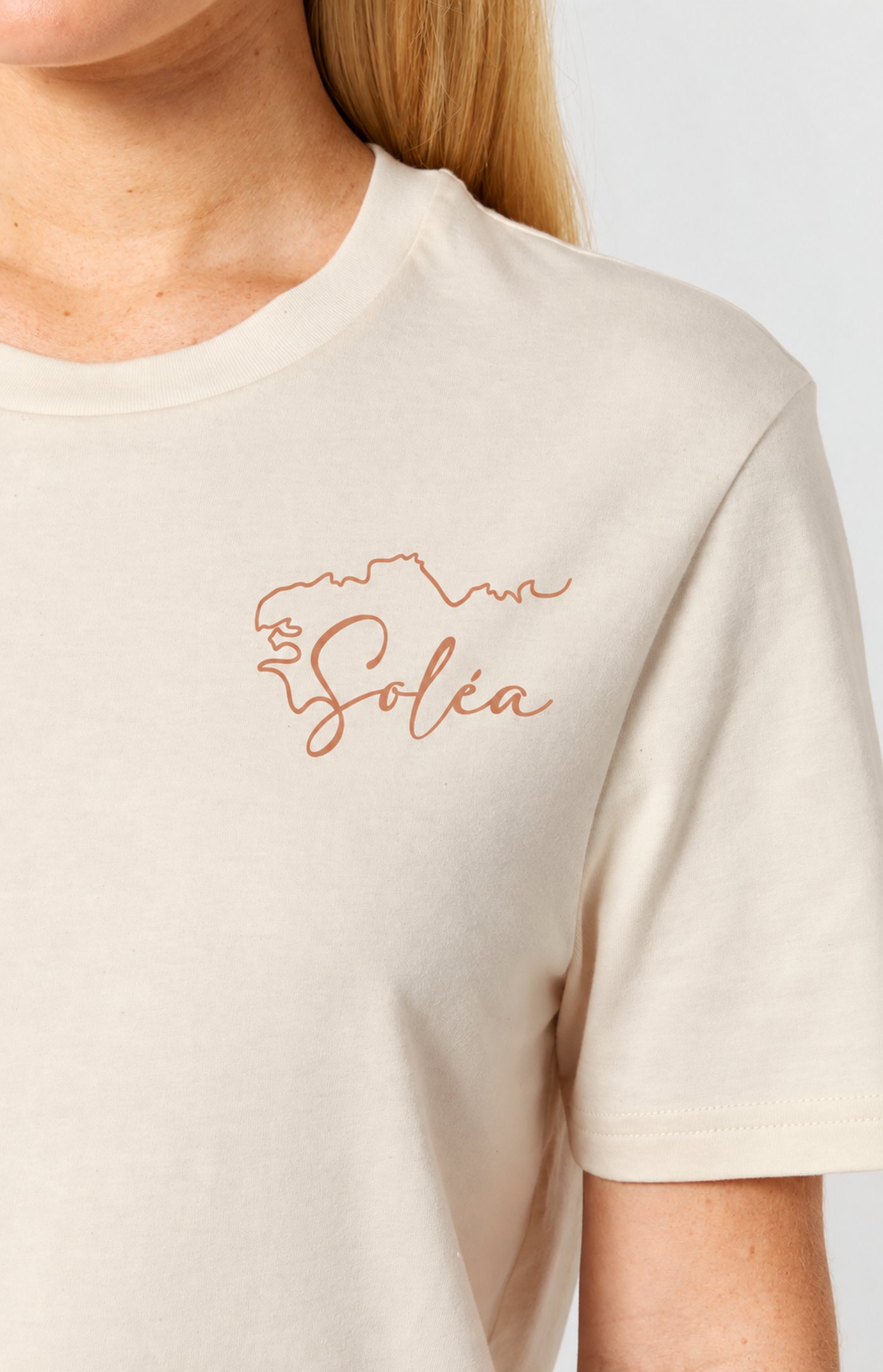 Gros plan sur le logo Soléa brodé sur la poitrine
