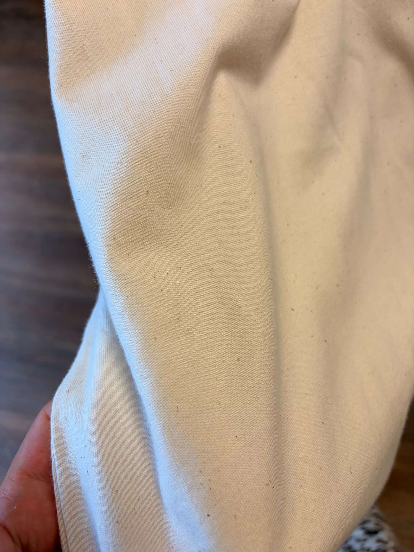 Gros plan sur le grain du tissu coton du t-shirt